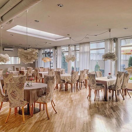 Nb Hotel With Free Parking Riga Bagian luar foto