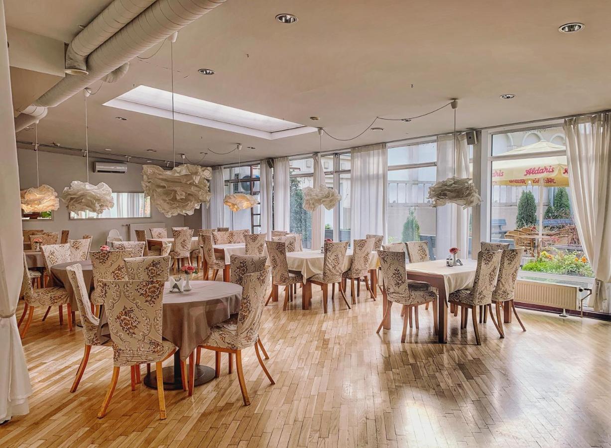 Nb Hotel With Free Parking Riga Bagian luar foto