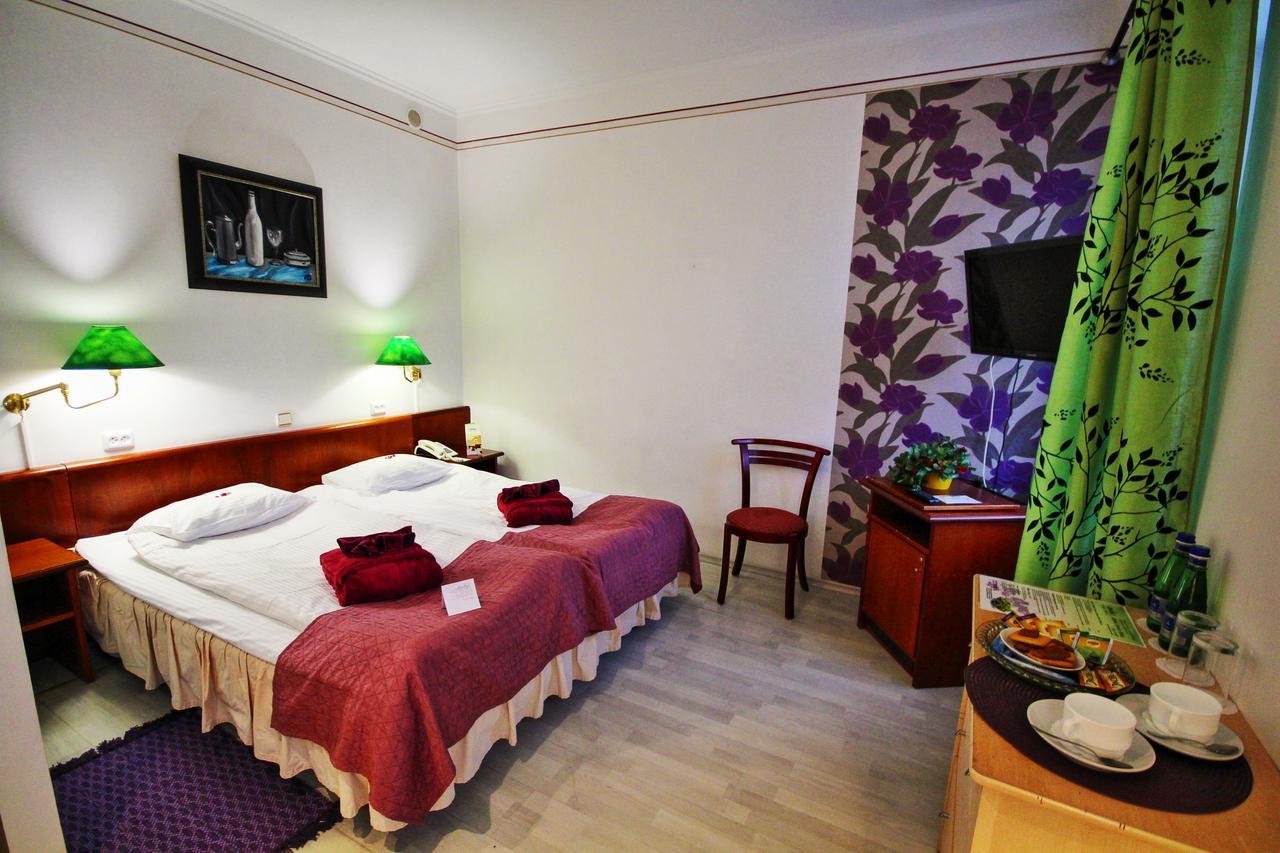 Nb Hotel With Free Parking Riga Bagian luar foto